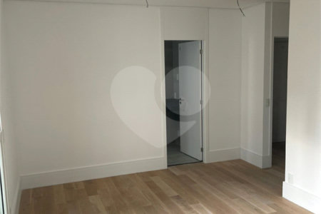 Apartamento à venda com 3 suítes em Moema, São Paulo, SP