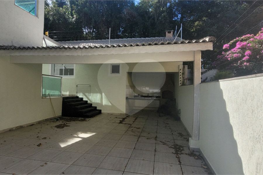 Sobrado à venda com 4 quartos, sendo 2 suítes, em Vila Irmãos Arnoni, São Paulo, SP