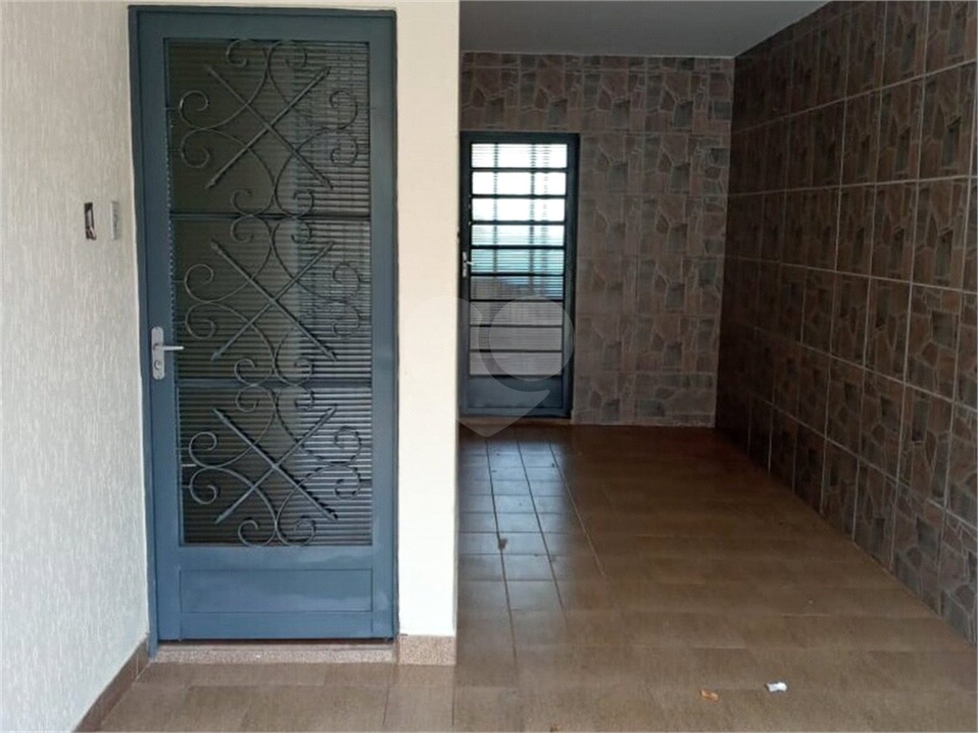 Casa térrea e espaçosa no centro da cidade por apenas R$370.000,00!!! Vamos agendar uma visita?