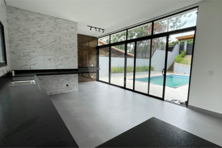 Casa térrea encantadora - Terreno 544m² (17 x 32m), com 198m² no Bairro Estância Brasil - Atibaia
