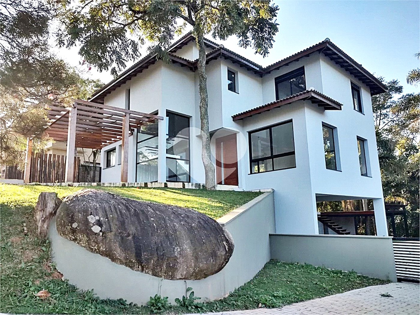 Casa à venda com 4 quartos, sendo 3 suítes, no condomínio Cantareira, Mairiporã - SP