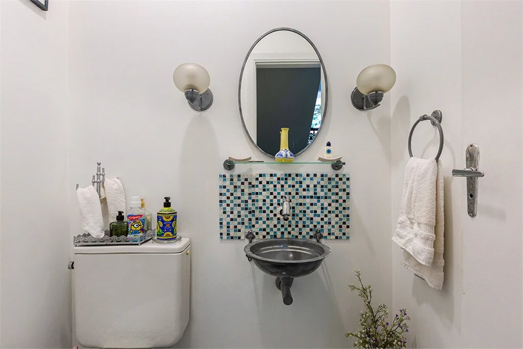 Sobrado à venda com 4 quartos, sendo 2 suítes,  em Vila Madalena, São Paulo, SP