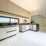 Indaiatuba - Condomínio Milano - Sobrado - 350 m² de terreno - 240 m² de área construída - 4 vagas de garagem, sendo 2 cobertas - Salas de estar e jantar integradas - 3 suítes com closet e varanda no pavimento superior - Escritório no térreo - Espaço gourmet com churrasqueira - Banheiro externo