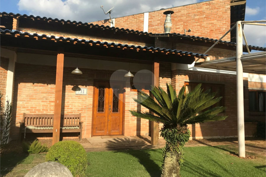 Casa à venda com 4 quartos, sendo 3 suítes, no condomínio Alpes da Cantareira, Mairiporã - SP