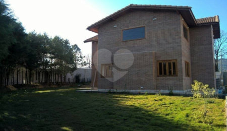 Casa à venda ou para alugar com 3 suítes no condomínio Vilarejo Estoril, Mairiporã - SP