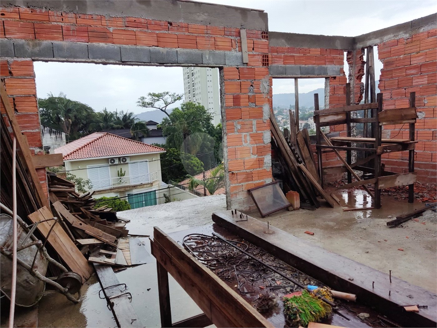 Sobrado à venda com 4 quartos, sendo 2 suítes, em Tremembé, São Paulo, SP