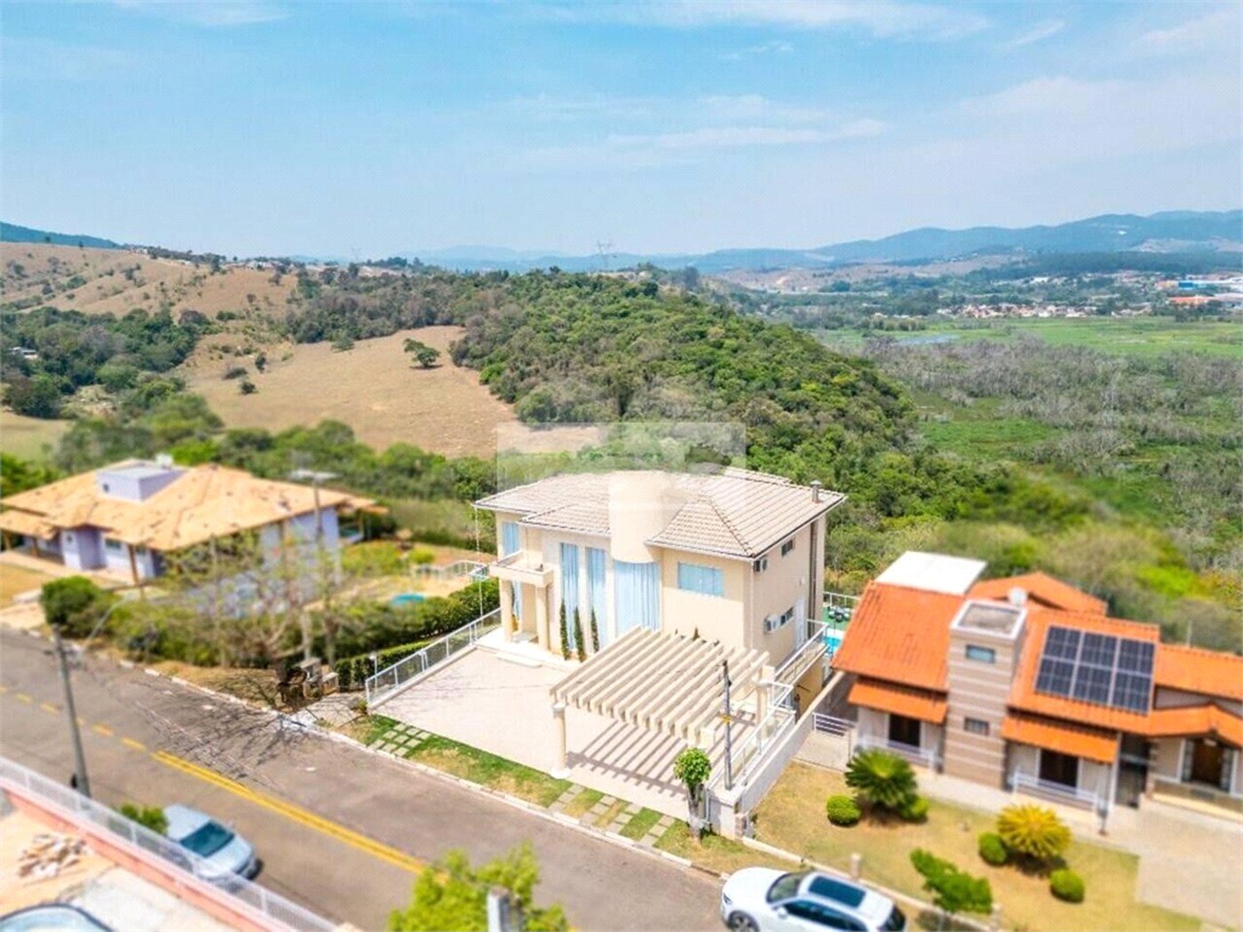 Casa à venda com 3 quartos, sendo 1 suíte, no condomínio Vale do Sol, Bom Jesus dos Perdões - SP