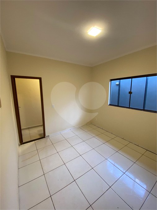 Casa para alugar com 3 quartos, sendo 1 suíte, em Parque das Aroeiras, Ponta Porã, MS