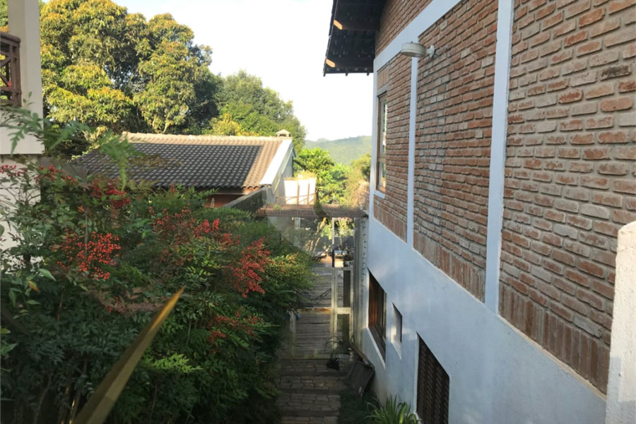 Casa à venda com 4 quartos, sendo 3 suítes, no condomínio Alpes da Cantareira, Mairiporã - SP