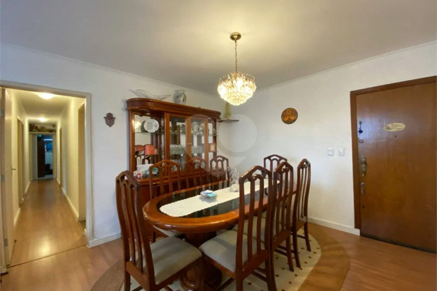 Apartamento de 03 Dormitórios com uma Vaga.