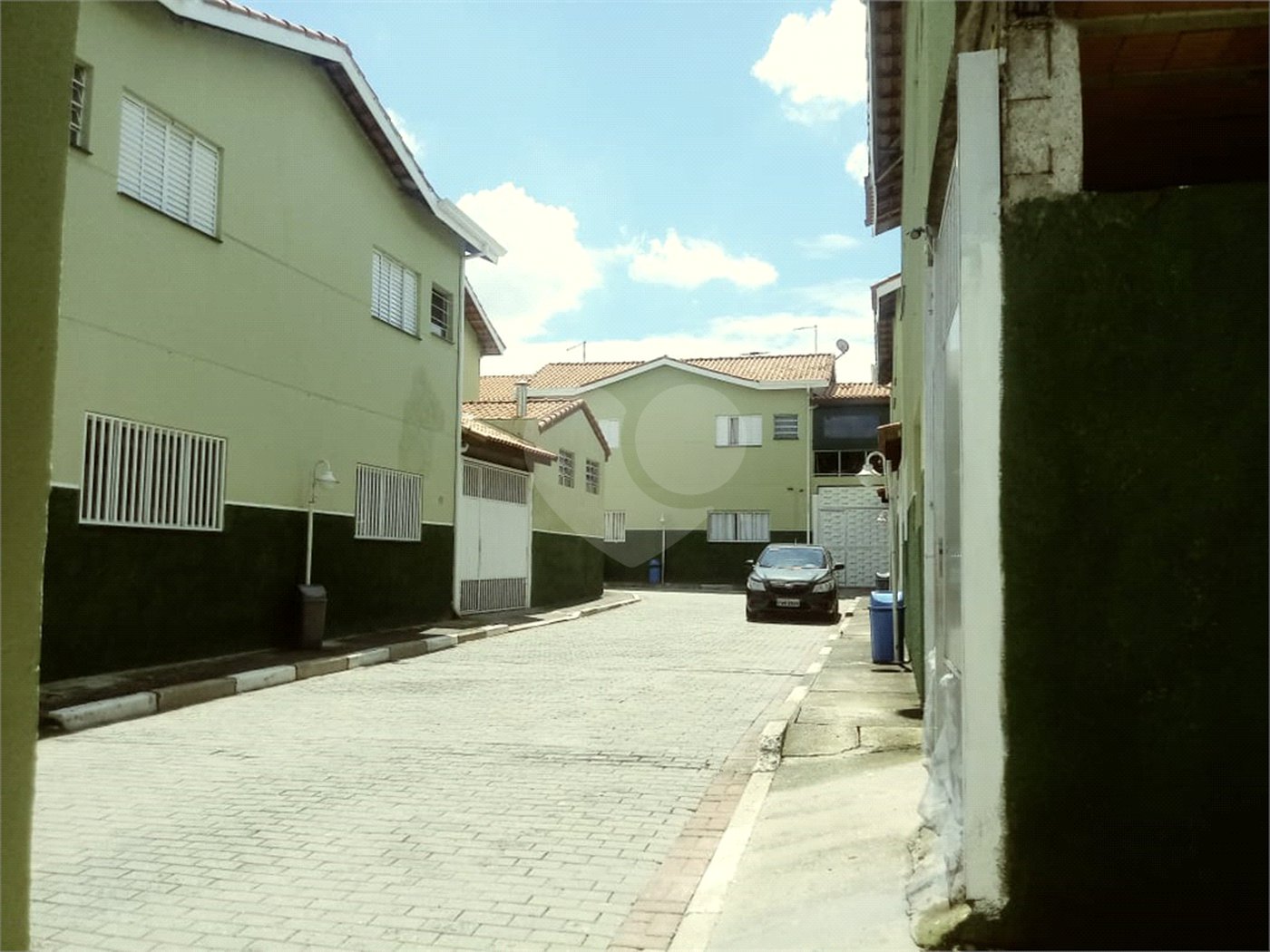 Casa à venda com 2 quartos, sendo 1 suíte, no condomínio Jardim Débora, Poá - SP