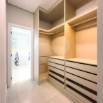 Casa Térrea – Condomínio Maria Cândida - 300 m² de terreno - 212 m² de área construída - 4 vagas de garagem, sendo 2 cobertas - Sala de jantar e estar integradas, com pé-direito duplo e cortina - 3 suítes com ar-condicionado, sendo 1 master com closet – planejado – Roupeiro – Escritório - Cozinha
