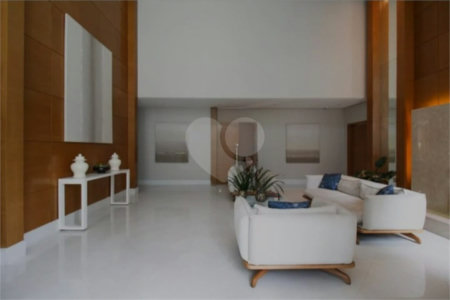 Apartamento com dois dormitórios sendo um climatizado, com duas vagas de garagem.