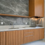Indaiatuba - SP - Condominio Dona Lucilla - Valor R$2.295.000,00 - 3 suítes + escritório + lavabo - Terreno: 300m2 - Construção: 188m2 - Diferenciais - Móveis planejados no escritório, sala de TV, lavabo, cozinha, área gourmet, lavanderia, banheiros e closet - Ar condicionado em todos os ambie