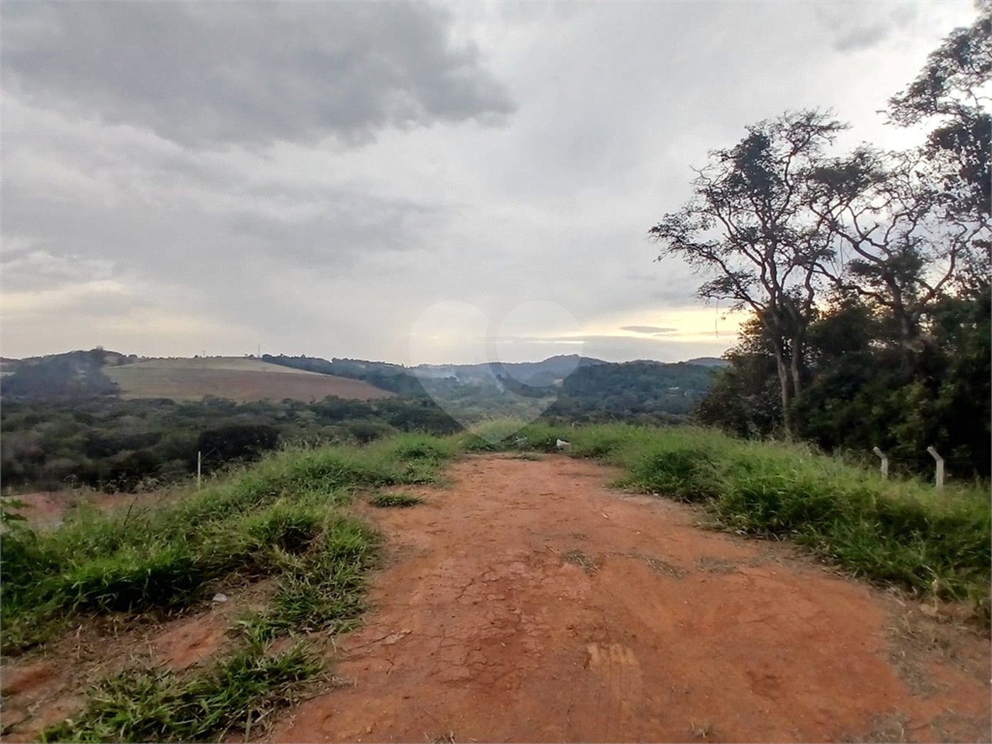 Lote com 561,86 m² à Venda em Condomínio Fechado