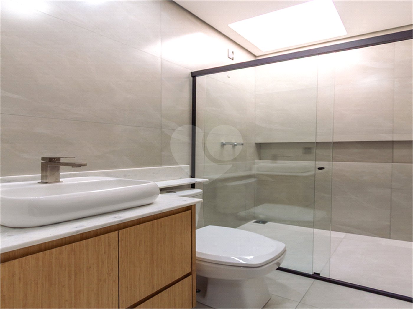 Indaiatuba- Jardim Bom Sucesso - Venda: R$ 765.000,00 - Área total: 150m² Área construída: 115m² - 3 dormitórios sendo 1 suíte com armário planejado; Cozinha integrada; Sala para dois ambientes; Banheiros com box gabinetes e espelhos; Área gourmet com churrasqueira a carvão e móveis planejados;