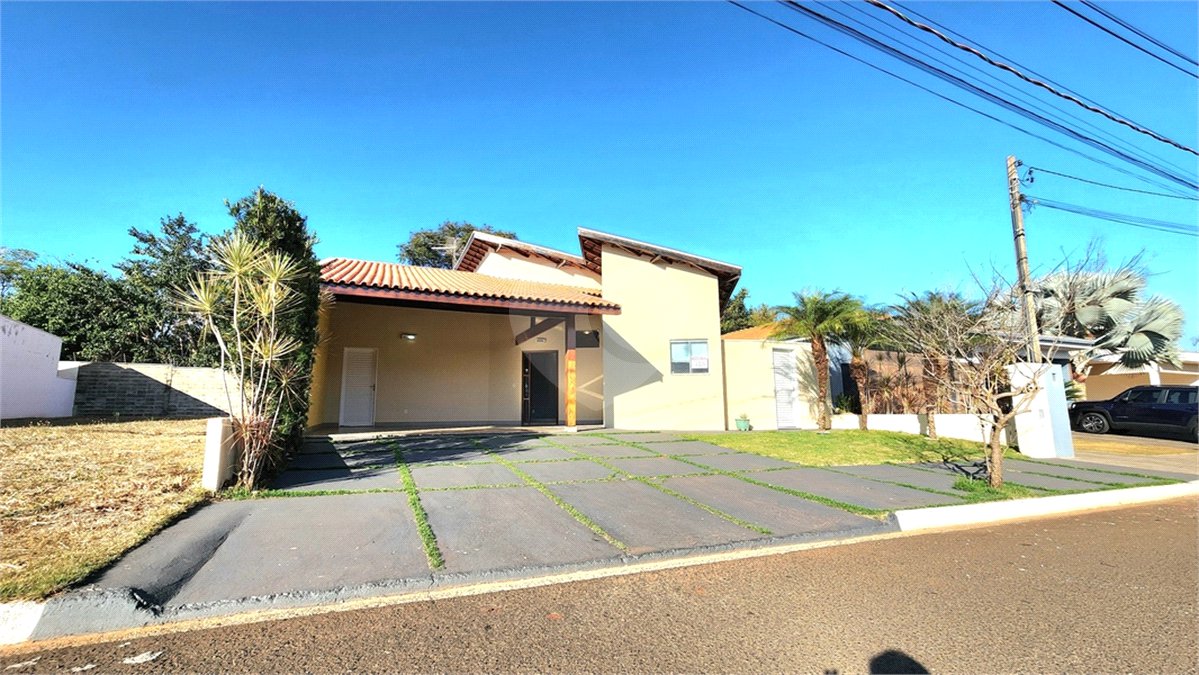 Casa à venda com 3 quartos, sendo 1 suíte, no condomínio Bouganville, Araraquara - SP