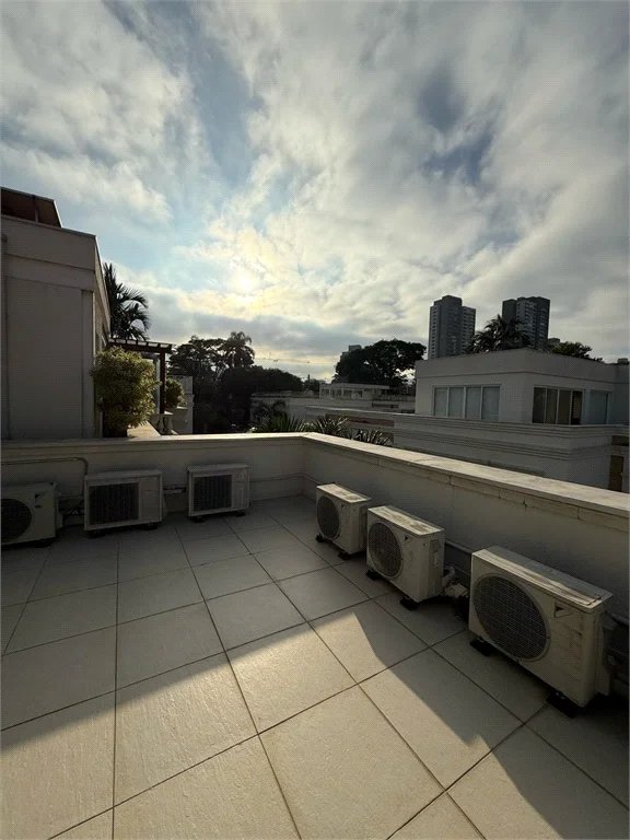 Casa à venda com 4 suítes no condomínio East Village, São Paulo - SP