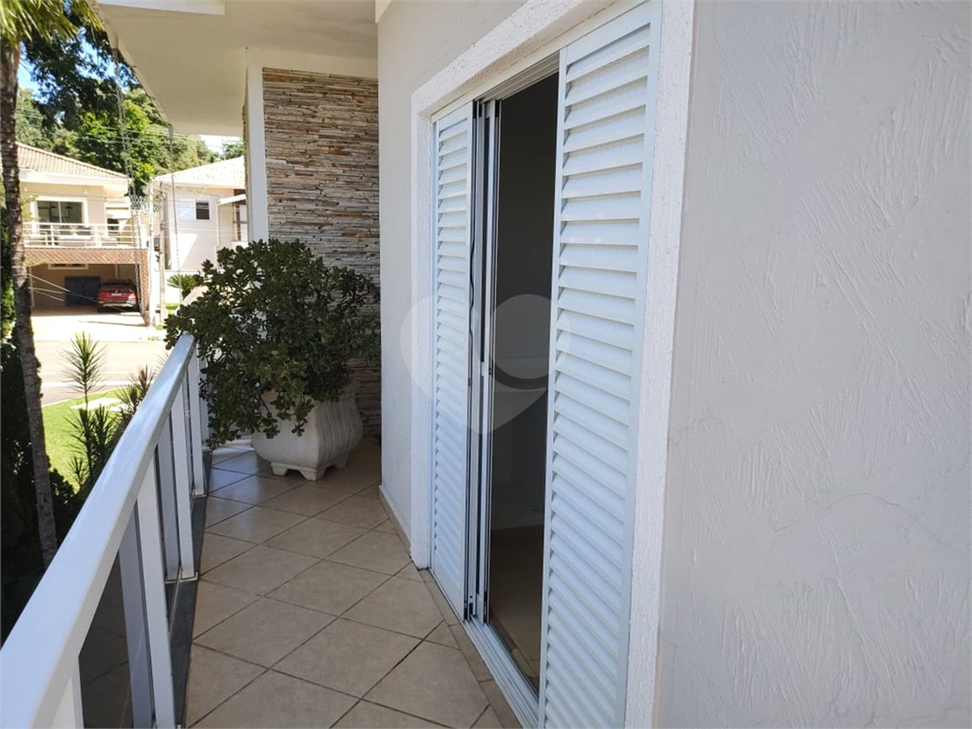 Casa à venda com 4 quartos, sendo 2 suítes, no condomínio Residencial Jardim das Palmeiras, Vinhedo - SP