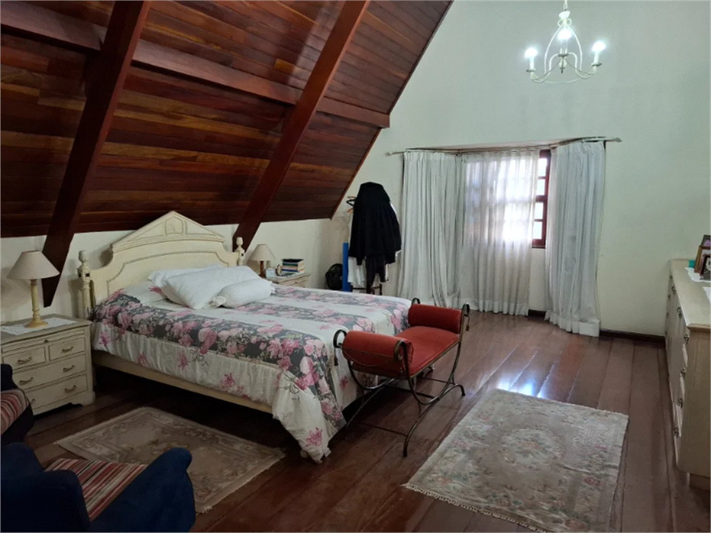 Sobrado à venda com 4 quartos, sendo 2 suítes, em Jardim Leonor, São Paulo, SP