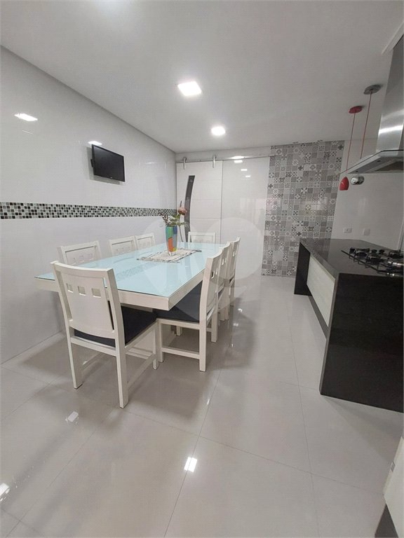 Sobrado à venda com 3 quartos, sendo 1 suíte, em Vila Nova Socorro, Mogi das Cruzes, SP