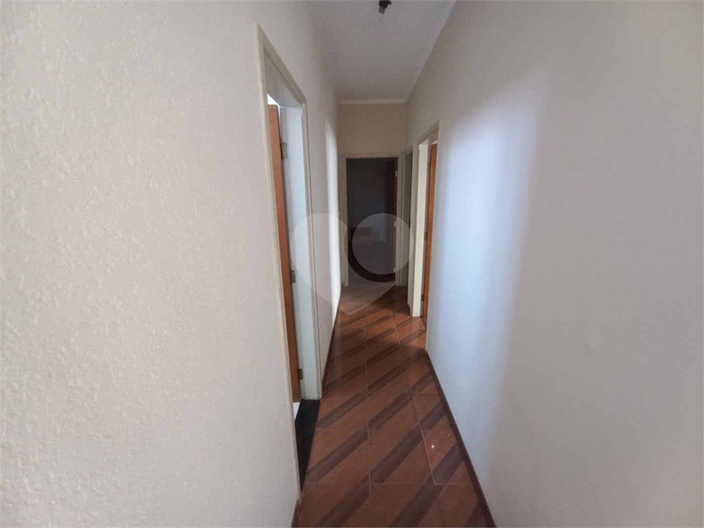 Casa térrea com 3 dormitórios, sendo 1 suíte.