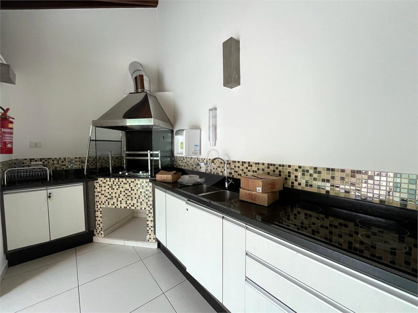 Casa à venda com 4 quartos, sendo 2 suítes, no condomínio Floradas da Serra, São Paulo - SP