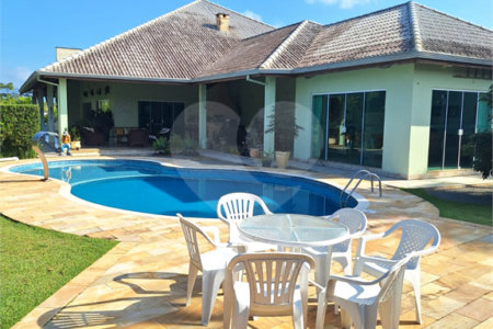 Casa à venda com 4 suítes no condomínio Bougainville, Peruíbe - SP