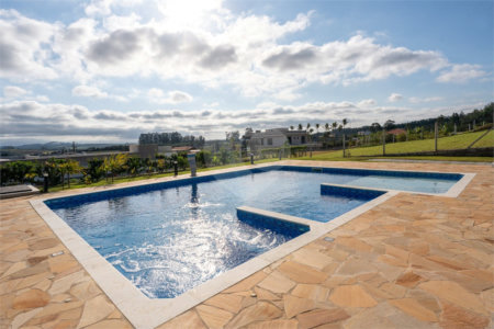 Casa à venda com 4 quartos, sendo 1 suíte, no condomínio Residencial Pinheiros do Lago, Alambari - SP