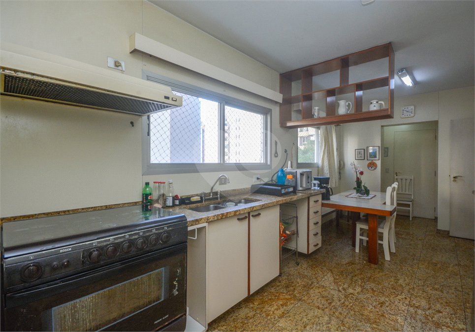 Apartamento à venda com 4 quartos, sendo 1 suíte, em Moema, São Paulo, SP