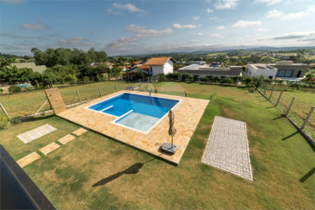 Casa à venda com 4 quartos, sendo 1 suíte, no condomínio Residencial Pinheiros do Lago, Alambari - SP
