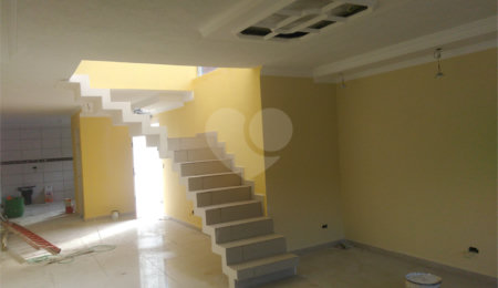 Casa à venda com 3 quartos, sendo 1 suíte,  no condomínio Nair Ramos Shuring, São Paulo - SP