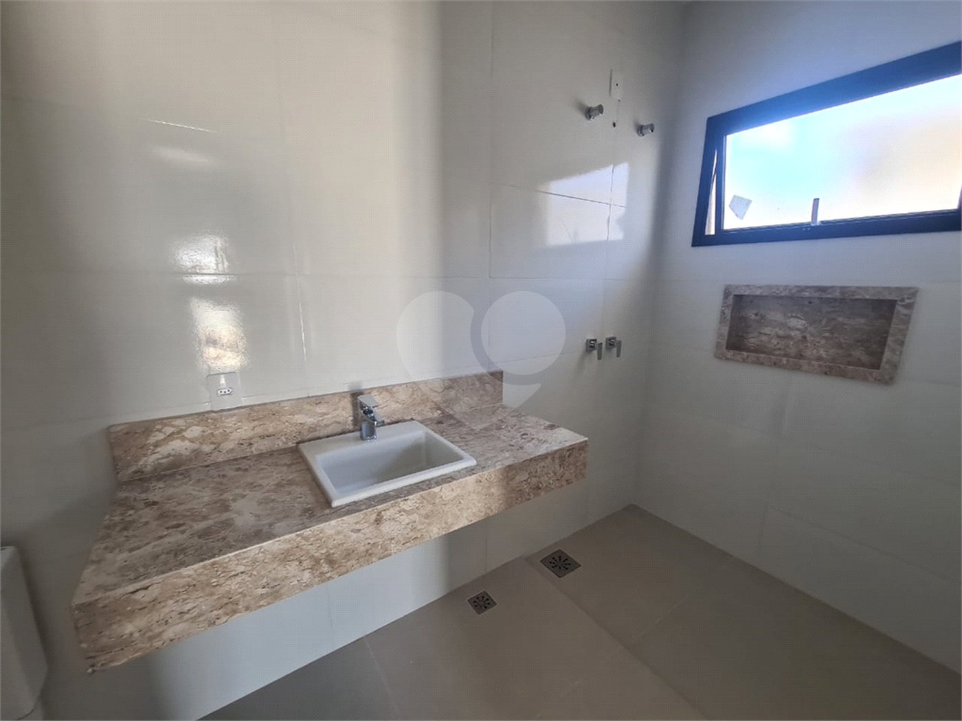 Casa à venda com 3 suítes no condomínio Loteamento Recanto dos Paturis, Vinhedo - SP