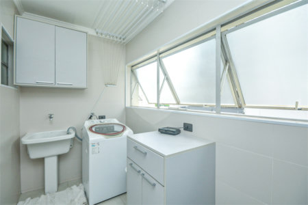 Apartamento à venda com 3 quartos, sendo 1 suíte,  em Moema, São Paulo, SP