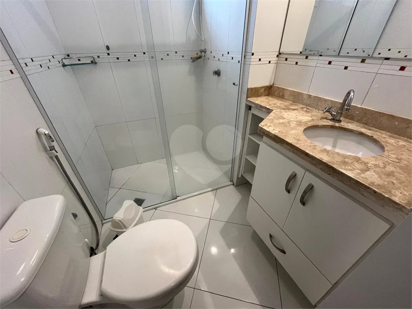 Apartamento mobiliado disponível para locação - em excelente localização na Av. Independência em Piracicaba.