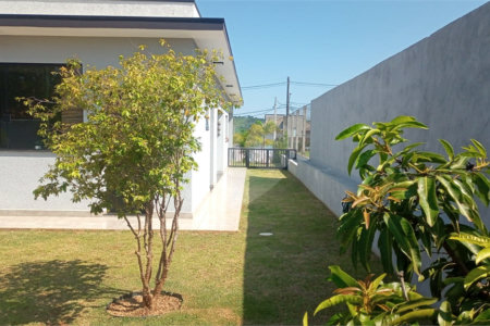 Casa à venda com 3 quartos, sendo 1 suíte, no condomínio Village da Serra, Araçoiaba da Serra - SP