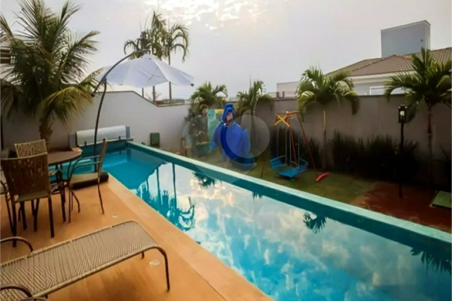 Casa de Alto Padrão em Condomínio com 4 suítes.