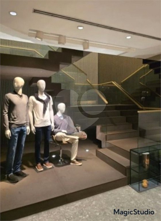 Prédio Comercial com 300m² , 3 pavimentos , refeitório , 2 banheiros , à venda no Brás.