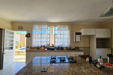 Casa à venda com 5 quartos, sendo 3 suítes,  no condomínio Colinas do Magarça, Rio de Janeiro - RJ