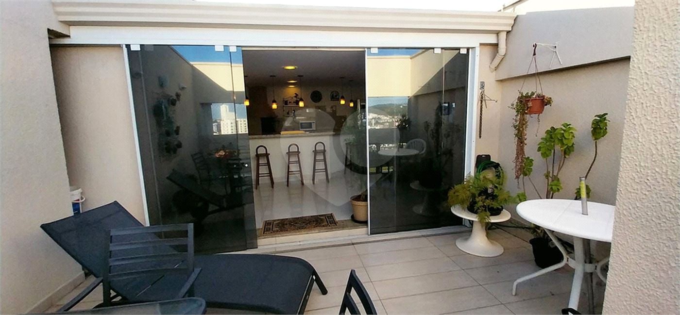 Cobertura à venda com 4 quartos, sendo 2 suítes,  em Vila Embaré, Valinhos, SP
