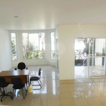 Casa à venda com 4 quartos, sendo 2 suítes, no condomínio Bristol Village, São Paulo - SP
