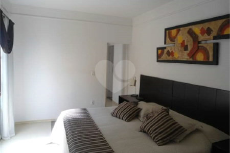 Casa Térrea com dormitórios, sendo 2 suítes.