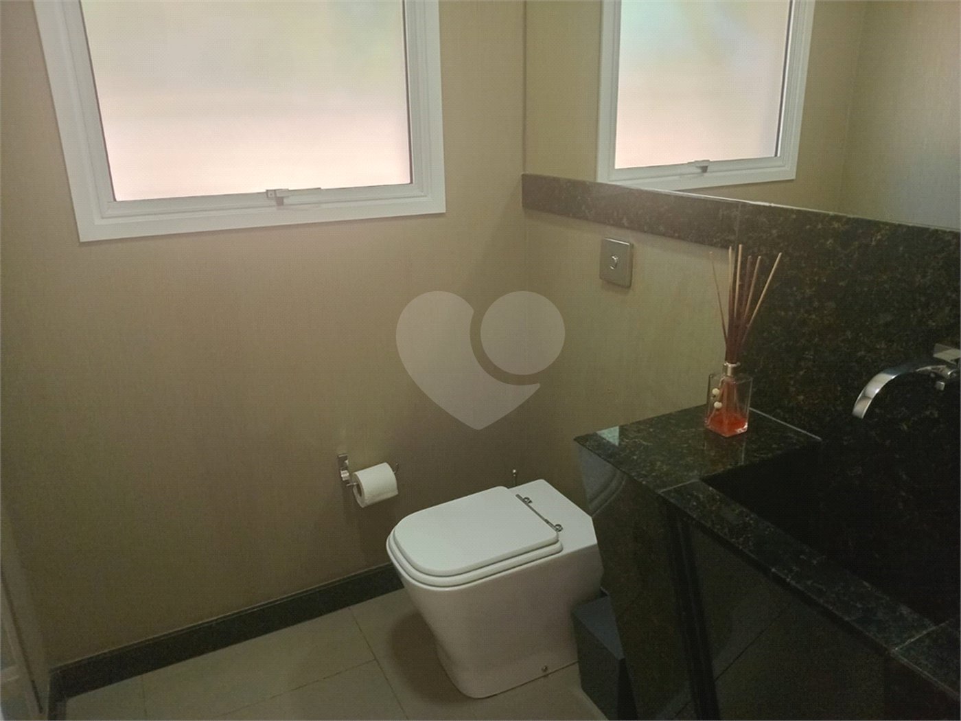 Casa à venda com 4 quartos, sendo 3 suítes, no condomínio Arco Iris, Atibaia - SP