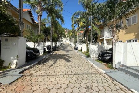 Casa à venda com 2 suítes no condomínio Village Palmas, São Paulo - SP