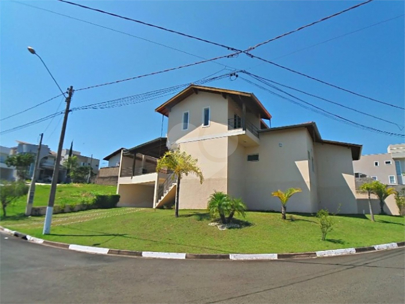 Casa à venda com 3 suítes no condomínio Terras de São Francisco, Vinhedo - SP