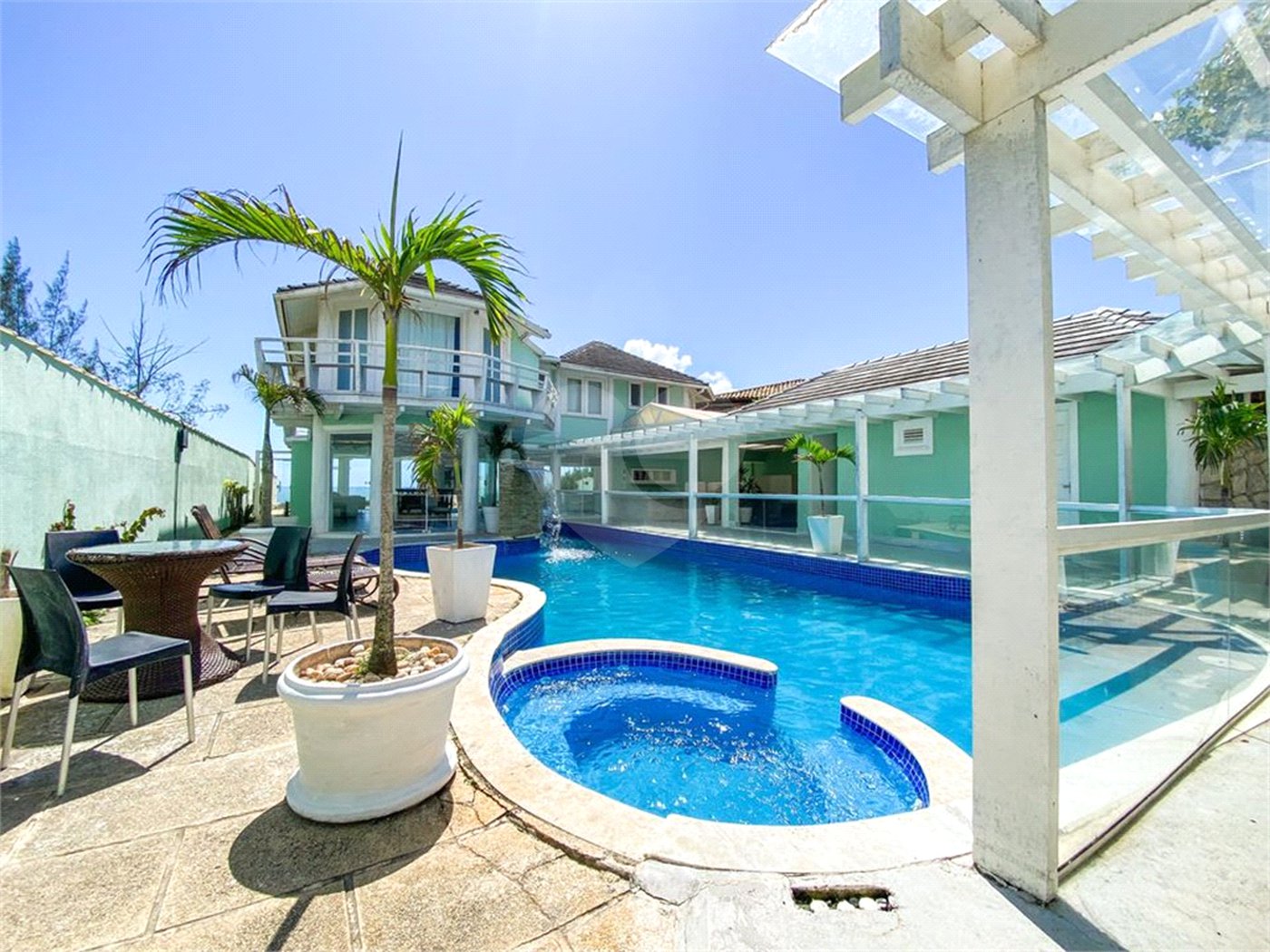 Casa à venda com 5 quartos, sendo 4 suítes, em Marina, Armação dos Búzios, RJ