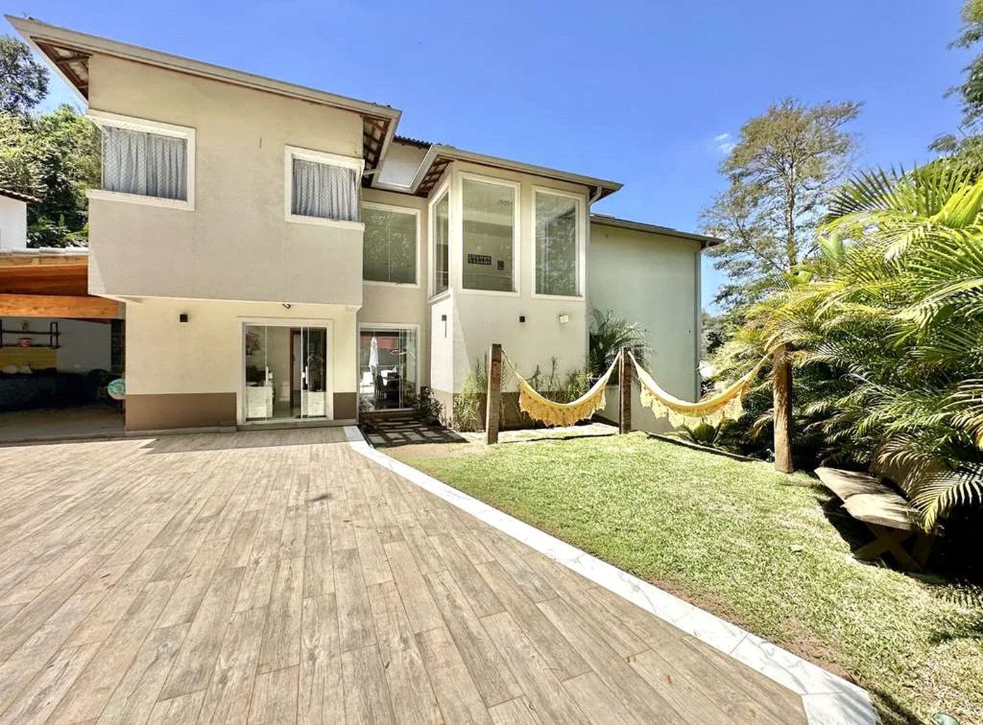 Casa à venda com 4 quartos, sendo 3 suítes,  no condomínio Vilarejo, Carapicuíba - SP