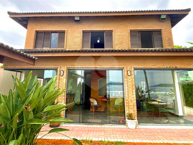 Casa à venda com 6 quartos, sendo 4 suítes,  em Maranduba, Ubatuba, SP