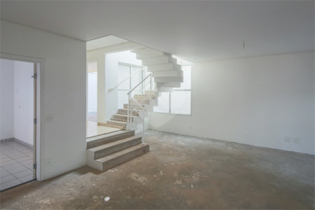 Casa à venda com 4 quartos, sendo 2 suítes, no condomínio Bristol Village, São Paulo - SP