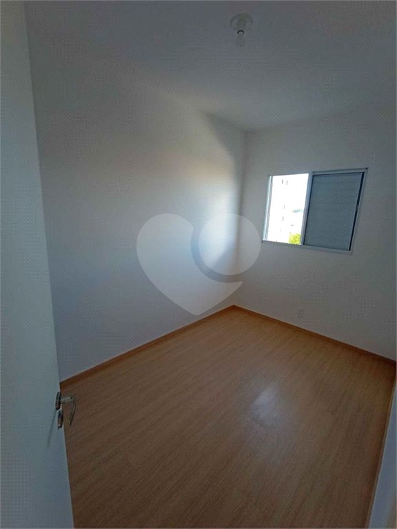 Apartamento no Condomínio Parque dos Jacarandás.